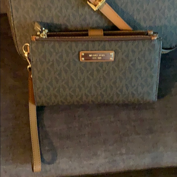 Michael Kors Signature Handbag And Wristlet - Picture 2 of 7